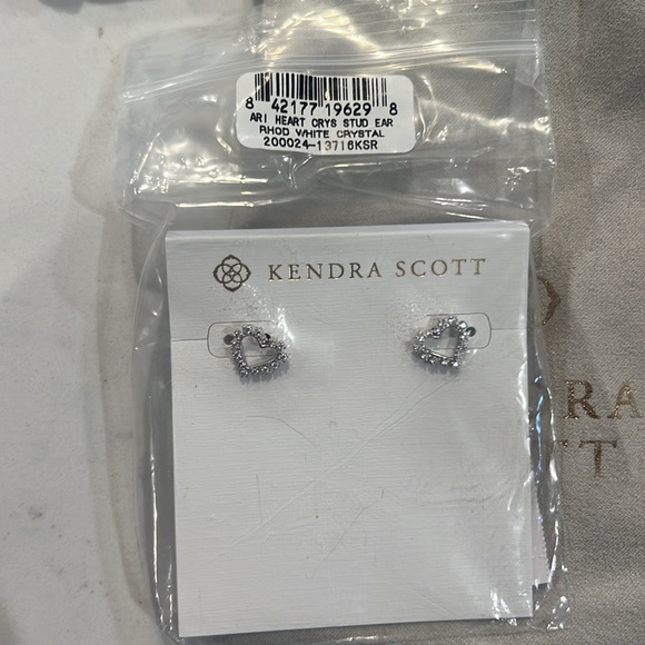 NWT Kendra Scott Heart Crystal Stud Earrings - Picture 3 of 6